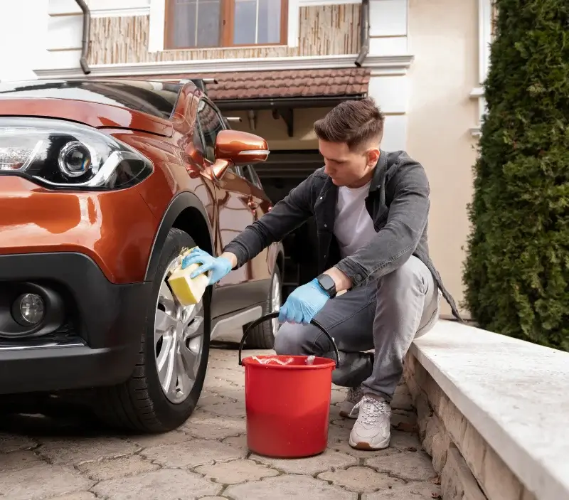 Lavage auto à domicile Le Fau : professionnel intervenant sur un véhicule